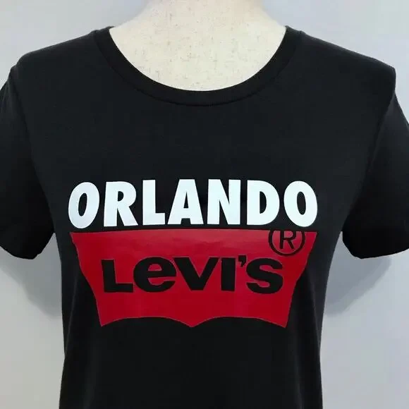 Levi's NWOT Black Graphic Tee for Women Size S - Picture 2 of 8